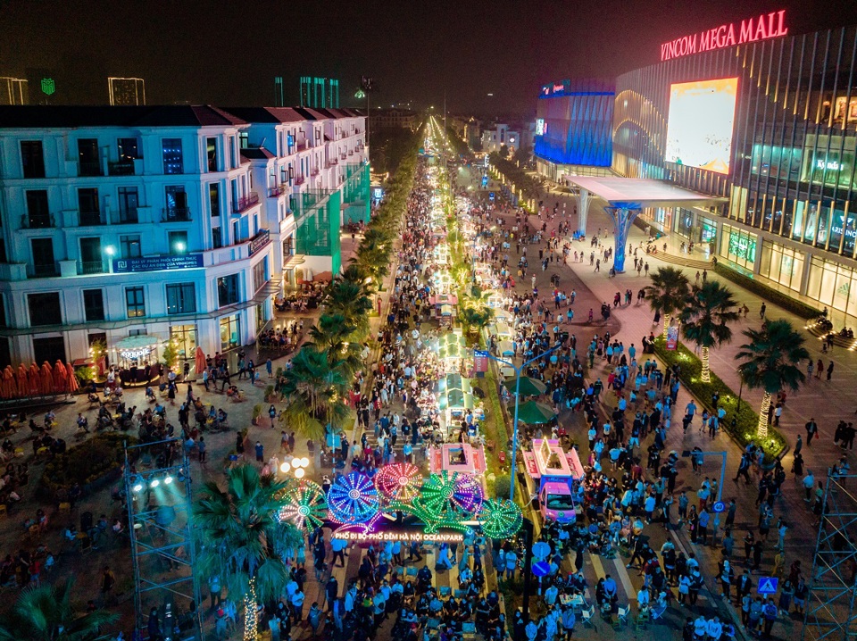 Chợ đ&ecirc;m Vinhomes Ocean Park thu h&uacute;t đ&ocirc;ng đảo cư d&acirc;n v&agrave; kh&aacute;ch tham quan mua sắm, trải nghiệm.