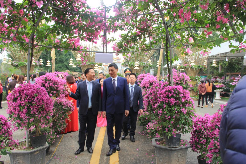 B&iacute; thư Huyện ủy M&ecirc; Linh Nguyễn Thanh Li&ecirc;m c&ugrave;ng c&aacute;c đại biểu tham quan lễ hội hoa.