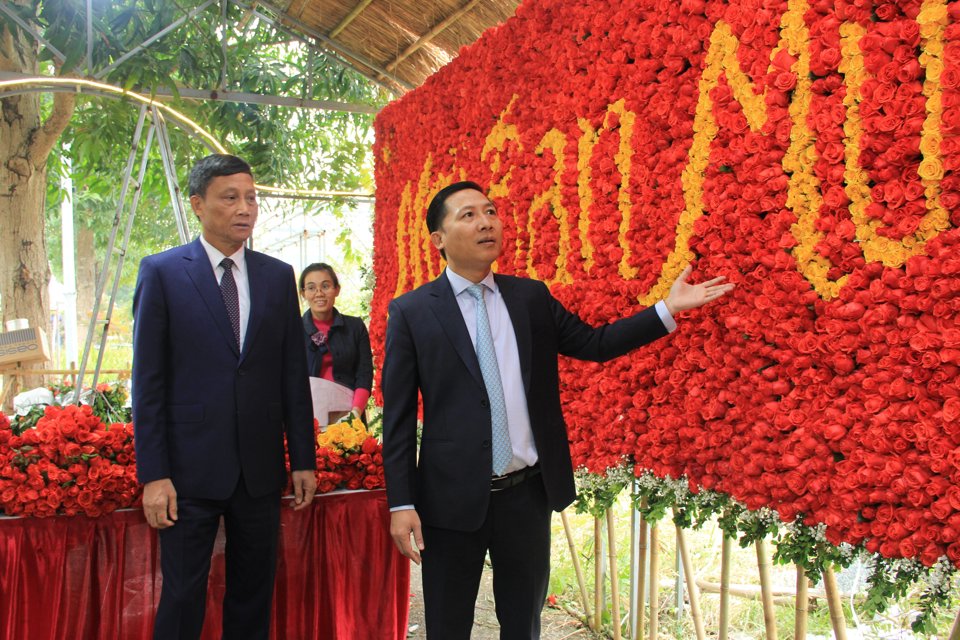 B&iacute; thư Huyện ủy M&ecirc; Linh Nguyễn Thanh Li&ecirc;m giới thiệu c&ugrave;ng c&aacute;c đại biểu tham quan lễ hội hoa.