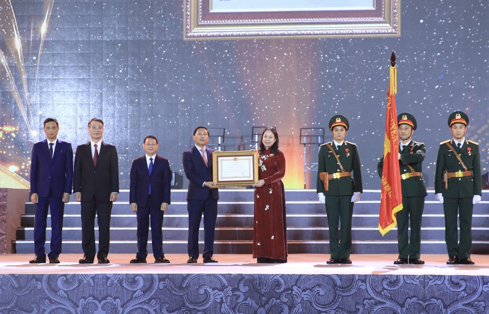 Lãnh đạo huyện Mê Linh đón nhận Huân chương Lao động hạng Ba từ Phó Chủ tịch nước Võ Thị Ánh Xuân 