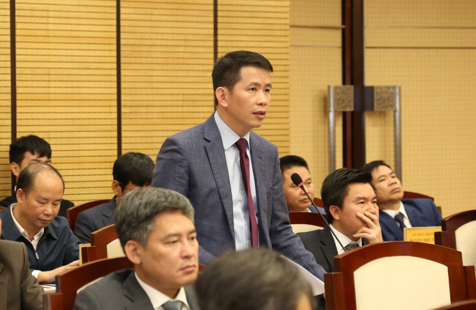 Chủ tịch UBND quận Ho&agrave;n Kiếm Phạm Tuấn Long trả lời chất vấn.