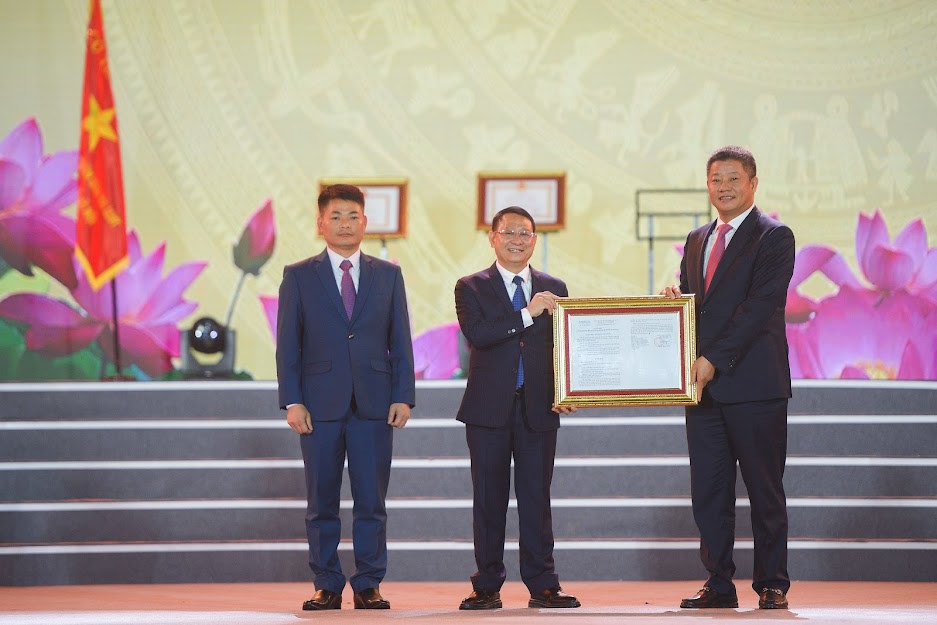 Phó Chủ tịch UBND TP Hà Nội Nguyễn Mạnh Quyền trao quyết định công nhận  điểm du lịch Di tích Quốc gia đặc biệt Đền Hai Bà Trưng