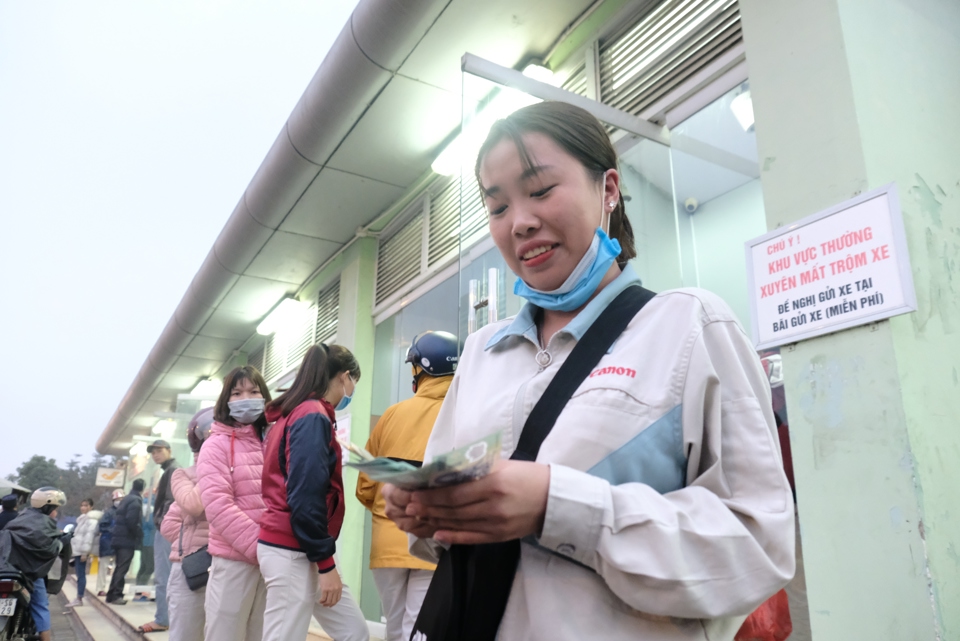 Người lao động tại khu công nghiệp Thăng Long, huyện Đông Anh nhận tiền lương qua thẻ ATM. Ảnh: Phạm Hùng