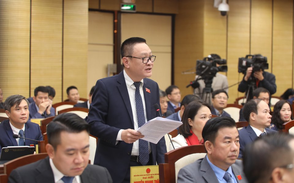 Đại biểu Nguyễn Quang Thắng (tổ đại biểu quận Long Bi&ecirc;n) đặt c&acirc;u hỏi chất vấn.