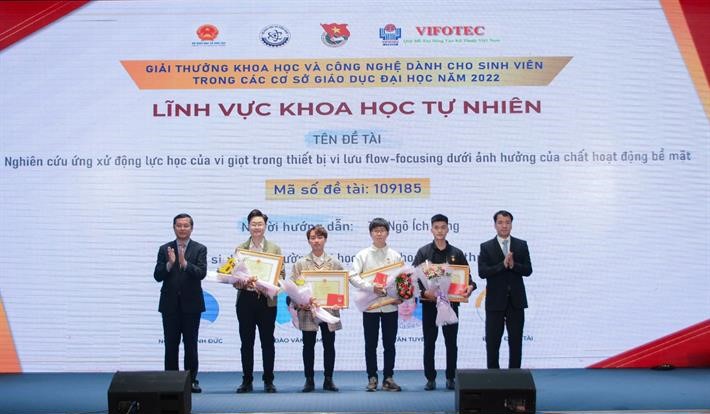 Thứ trưởng Nguyễn Văn Phúc và đại diện Trung ương Đoàn thanh niên cộng sản HCM trao Bằng khen của Bộ GDĐT và Huy hiệu tuổi trẻ sáng tạo của Trung ương Đoàn TNCS Hồ Chí Minh cho các sinh viên đoạt giải Nhất