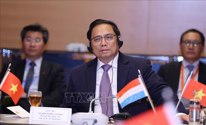 Thủ tướng Phạm Minh Ch&iacute;nh ph&aacute;t biểu tại buổi tiếp c&aacute;c doanh nghiệp h&agrave;ng đầu Luxembourg.