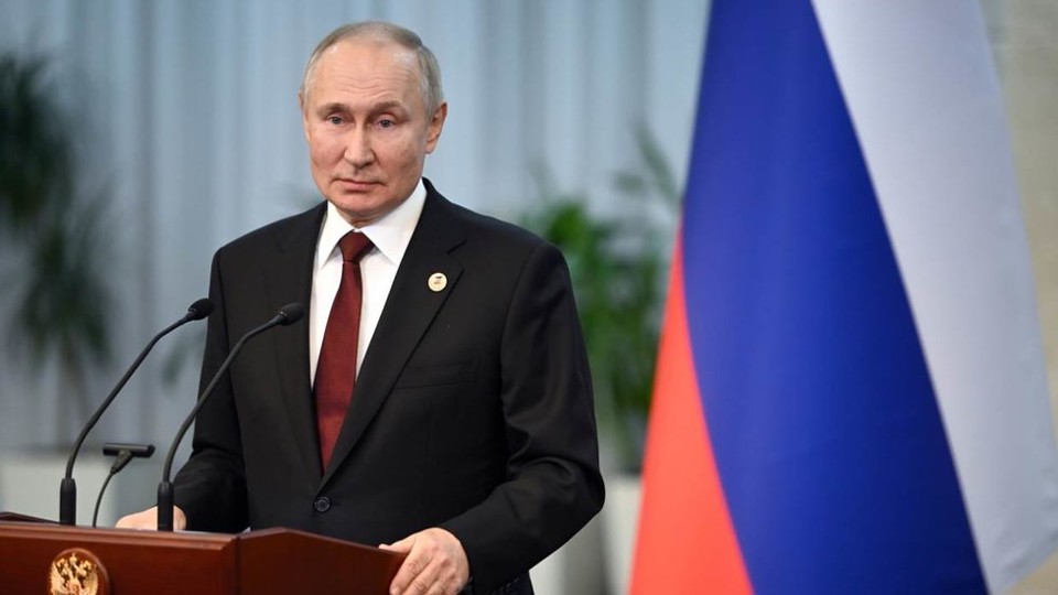 Tổng thống Nga Vladimir Putin trả lời tại cuộc họp b&aacute;o sau Hội nghị thượng đỉnh Li&ecirc;n minh Kinh tế &Aacute;-&Acirc;u (EAEU) tại Bishkek, Kyrgyzstan. Ảnh: Sputnik&nbsp;