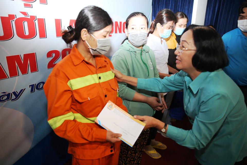 Nguy&ecirc;n Ph&oacute; Chủ tịch HĐND TP Hồ Ch&iacute; Minh Trương Thị &Aacute;nh tặng qu&agrave; cho nữ CNLĐ kh&oacute; khăn.