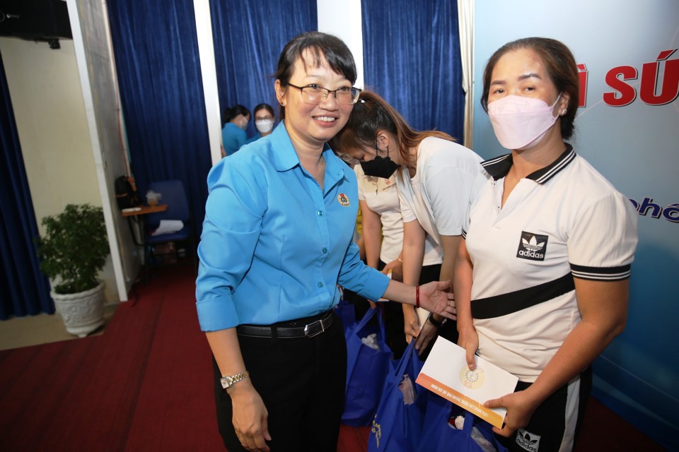 B&agrave; L&ecirc; Thị Kim Th&uacute;y - Ph&oacute; Chủ tịch LĐLĐ TP Hồ Ch&iacute; Minh tặng qu&agrave; cho nữ CNLĐ kh&oacute; khăn. &nbsp;