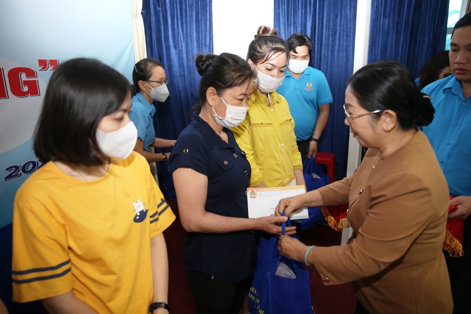 Nguy&ecirc;n Ph&oacute; B&iacute; thư Th&agrave;nh ủy TP Hồ Ch&iacute; Minh V&otilde; Thị Dung tặng qu&agrave; cho nữ CNLĐ.