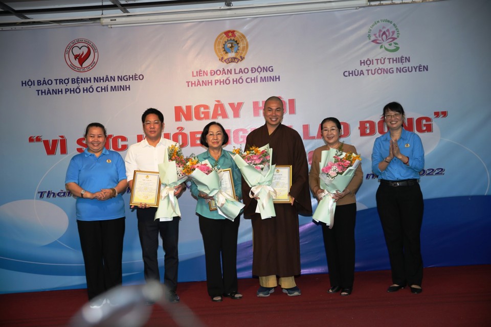 Nguy&ecirc;n l&atilde;nh đạo Th&agrave;nh ủy, HĐND TP v&agrave;&nbsp;nh&agrave; t&agrave;i trợ l&agrave; Hội từ thiện ch&ugrave;a Tường Nguy&ecirc;n do Thượng tọa Th&iacute;ch Minh Ph&uacute; đại diện nhận hoa v&agrave; thư cảm ơn.