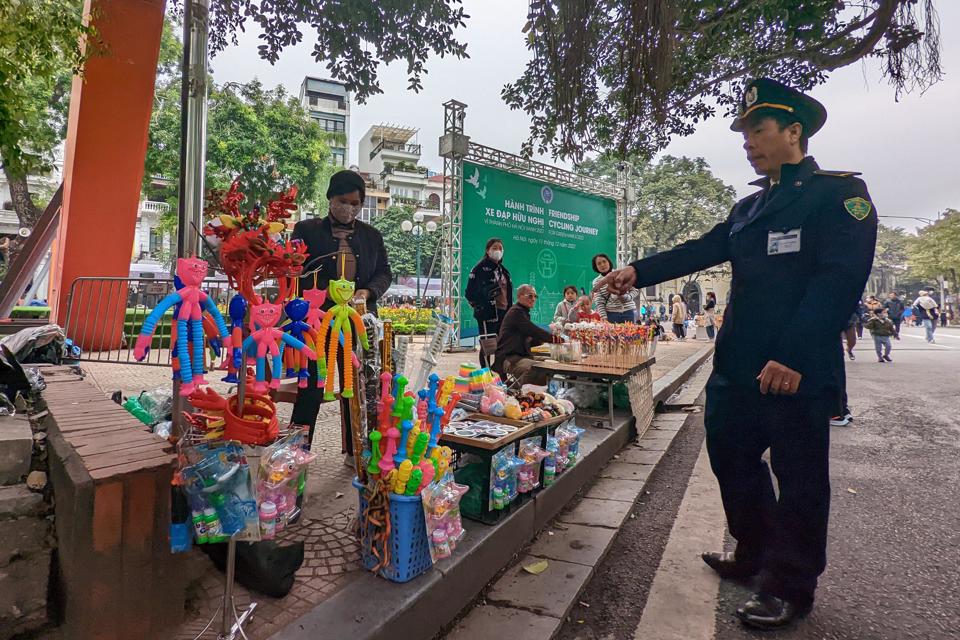 H&agrave;ng qu&aacute;n thường xuy&ecirc;n được nhắc nhở kh&ocirc;ng chiếm dụng vỉa h&egrave;, kh&ocirc;ng gian c&ocirc;ng cộng