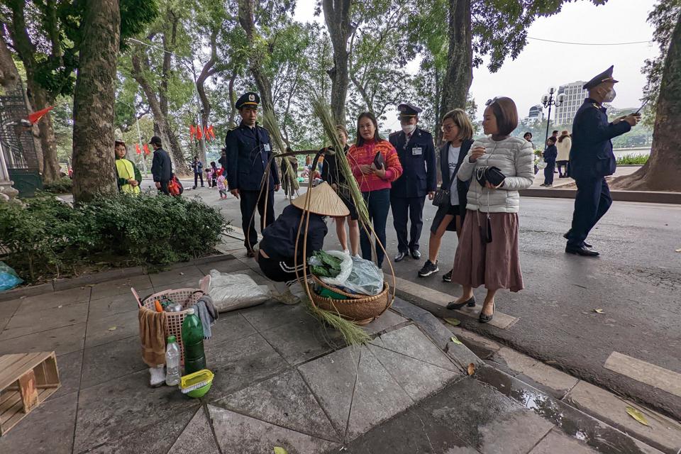 Rất vất vả lượng chức năng của&nbsp;Ban quản l&yacute; Hồ Ho&agrave;n Kiếm v&agrave; Phố cổ H&agrave; Nội mới giữ được h&agrave;ng rong để b&agrave;n giao cho c&ocirc;ng an phường xử phạt theo quy định