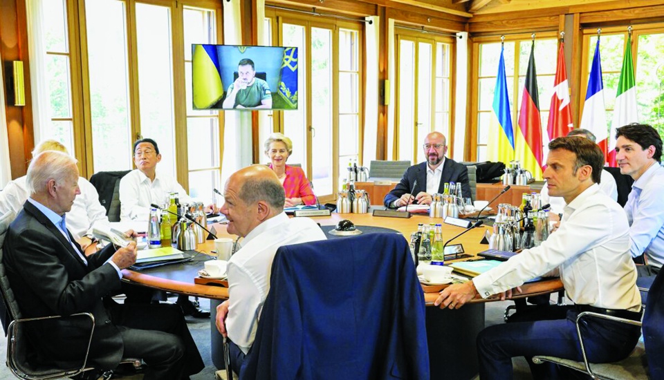 Tổng thống Ukraine xuất hiện trong một li&ecirc;n kết video tại hội nghị thượng đỉnh G7, th&aacute;ng 6/2022. Ảnh: AP