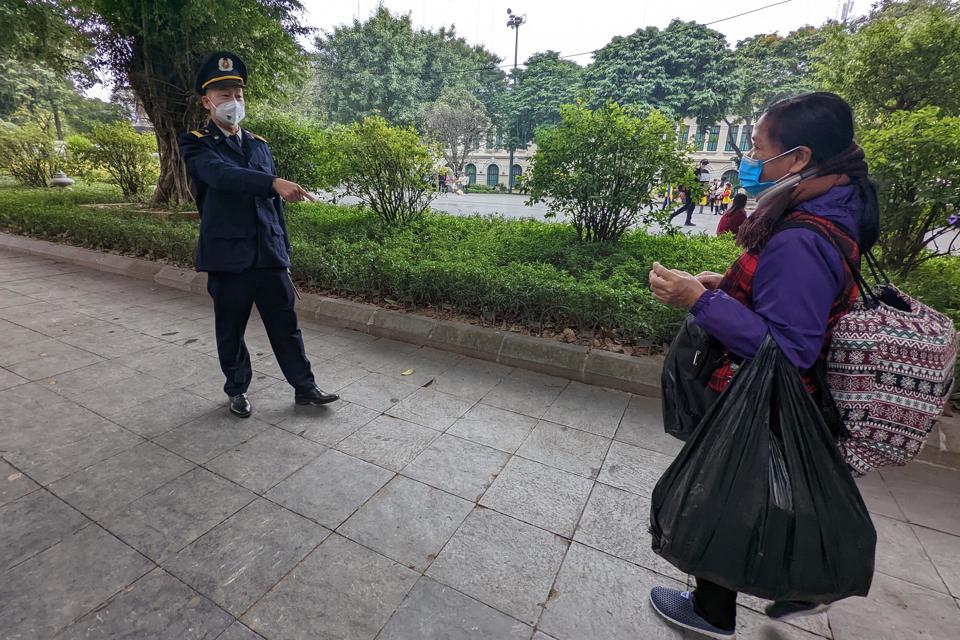 C&oacute; h&agrave;ng rong thường đừng gần khu vực ra v&agrave;o phố đi bộ. Khi thấy b&oacute;ng d&aacute;ng lực lượng chức năng th&igrave; nhanh ch&acirc;n rời khỏi khu vực phố đi bộ