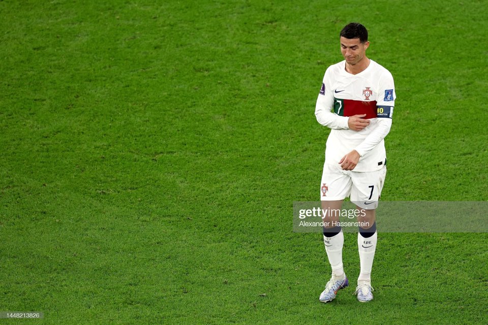 Sau trận đấu, Ronaldo bật kh&oacute;c bỏ v&agrave;o đường hầm, thay v&igrave; ở lại c&ugrave;ng đồng đội. Tiền đạo 37 tuổi kh&ocirc;ng giấu được nỗi thất vọng khi tuyển Bồ Đ&agrave;o Nha một lần nữa lỡ hẹn với giấc mơ World Cup.&nbsp;