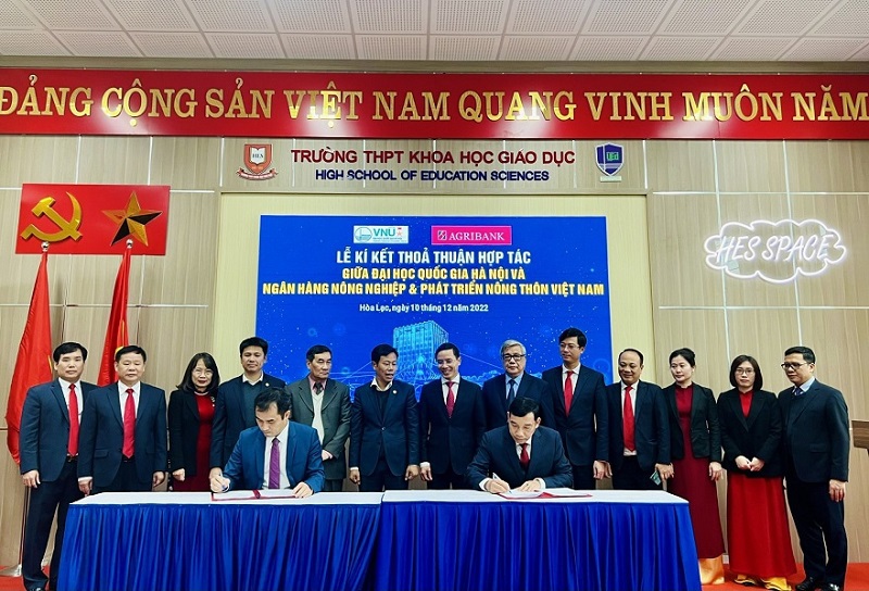 Ph&oacute; Gi&aacute;m đốc ĐHQGHN, PGS.TS Phạm Bảo Sơn v&agrave; Ph&oacute; Tổng Gi&aacute;m đốc Agribank Trần Văn Dự thực hiện k&yacute; kết.