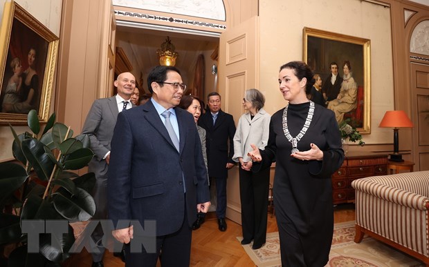 Thủ tướng Phạm Minh Ch&iacute;nh gặp Thị trưởng th&agrave;nh phố Amsterdam Femke Halsema.