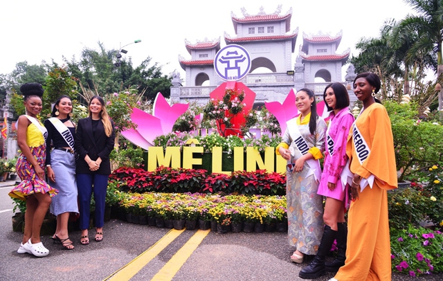 C&aacute;c th&iacute; sinh&nbsp;Hoa hậu Du lịch thế giới 2022 tại Lễ hội hoa M&ecirc; Linh