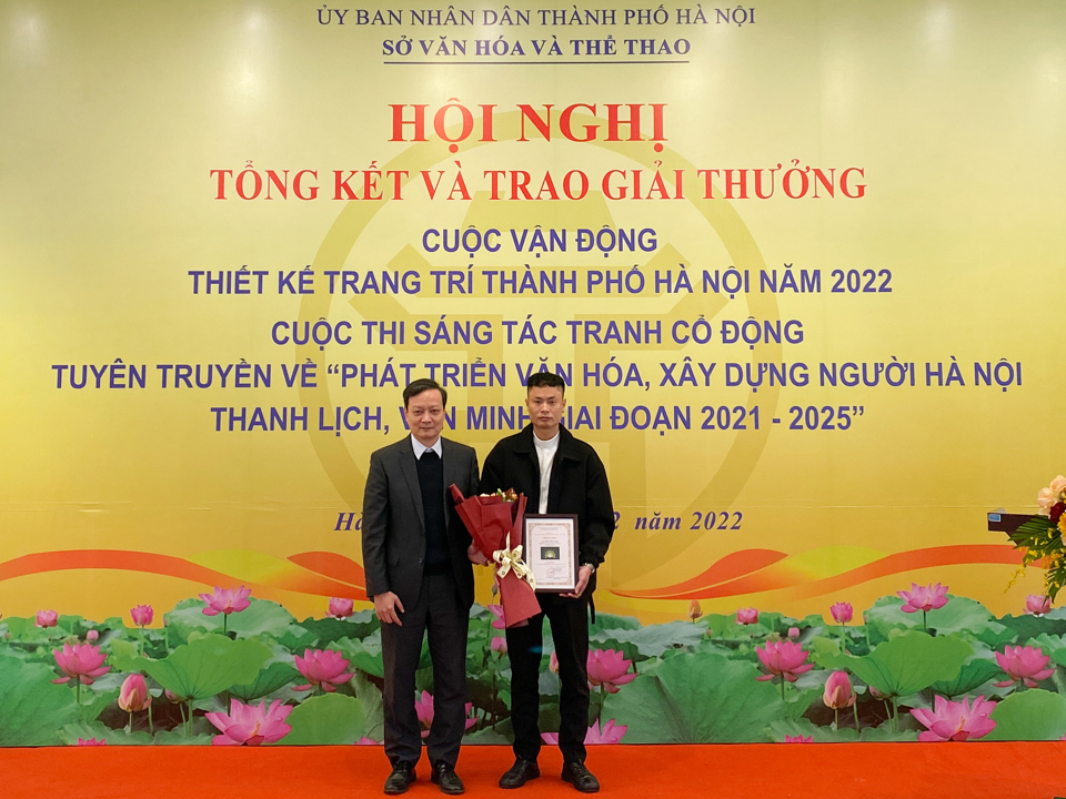 Ban Tổ chức trao giải giải Nhất Cuộc vận động thiết kế trang tr&iacute; TP năm 2022 cho t&aacute;c phẩm Hương sắc của t&aacute;c giả B&ugrave;i Văn Long.