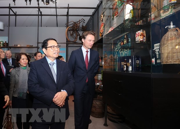 Thủ tướng Phạm Minh Ch&iacute;nh thăm trụ sở Heineken. (Ảnh: Dương Giang/TTXVN)