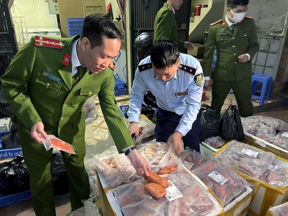 Lực lượng QLTT H&agrave; Nội bắt giữ thực phẩm bẩn tại 83 đường An Dương Vương, phường Đ&ocirc;ng Ngạc (quận Bắc Từ Li&ecirc;m). Ảnh: Ho&agrave;i Nam