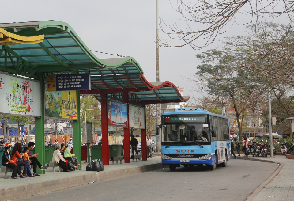 Hành khách tại trạm trung chuyển xe buýt Long Biên. Ảnh: Thanh Hải