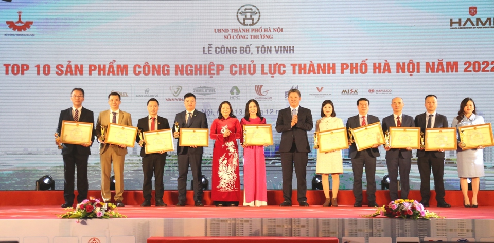 Ph&oacute; Chủ tịch UBND TP H&agrave; Nội Nguyễn Mạnh Quyền trao giấy chứng nhận cho TOP 10 sản phẩm c&ocirc;ng nghiệp chủ lực. Ảnh: L&ecirc; Nam
