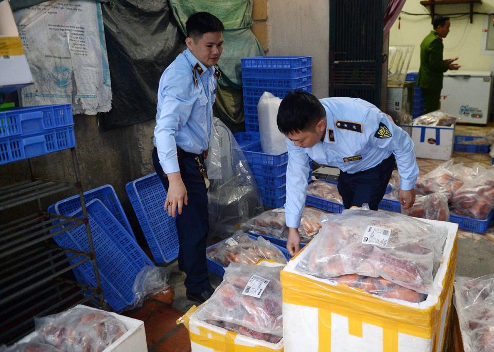 Lực lượng Quản lý thị trường Hà Nội bắt giữ thực phẩm bẩn tại 83 đường An Dương Vương, phường Đông Ngạc (quận Bắc Từ Liêm). Ảnh: Hoài Nam