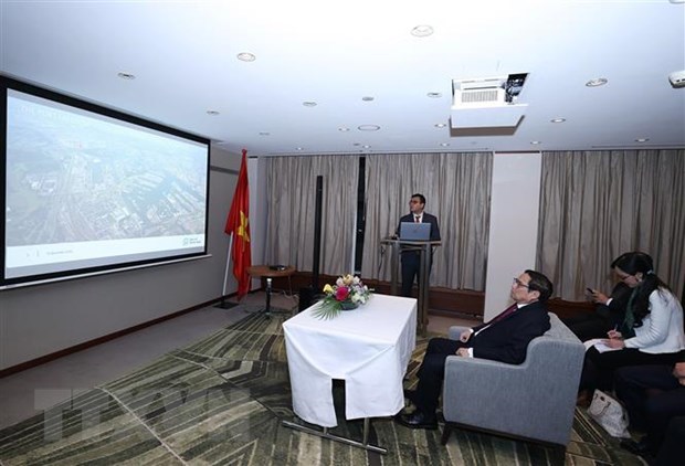 Thủ tướng Phạm Minh Ch&iacute;nh nghe l&atilde;nh đạo Trung t&acirc;m Cảng thế giới Rotterdam giới thiệu về cảng.