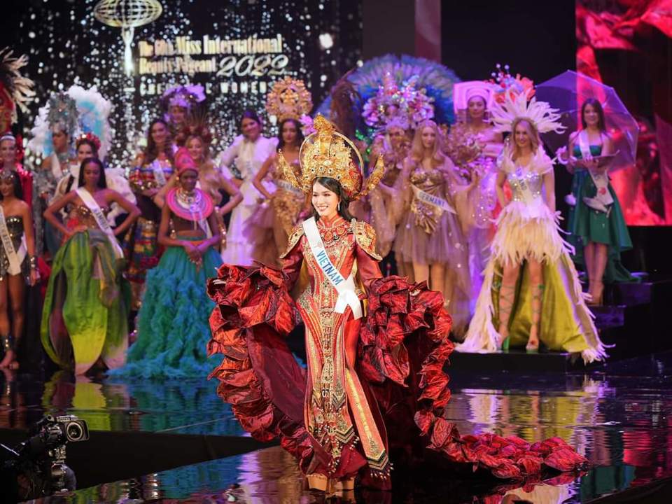 Phương Anh trong quốc phục "Hoa trạng nguy&ecirc;n" tại chung kết Miss Internation 2022.