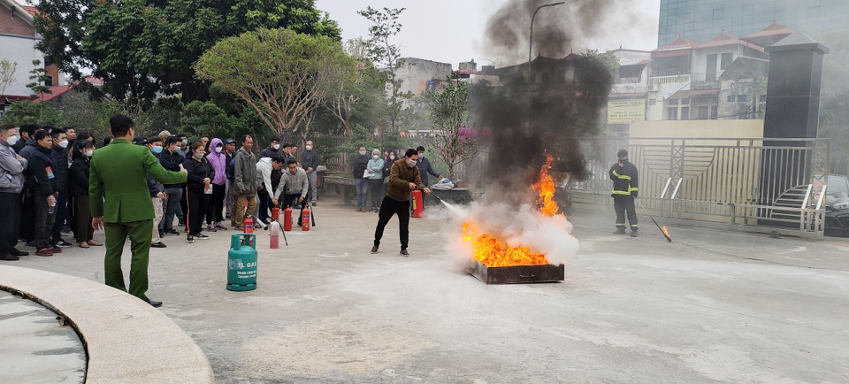 C&ocirc;ng an huyện Đan Phượng phổ biến kỹ năng chữa ch&aacute;y cho c&aacute;c học vi&ecirc;n.