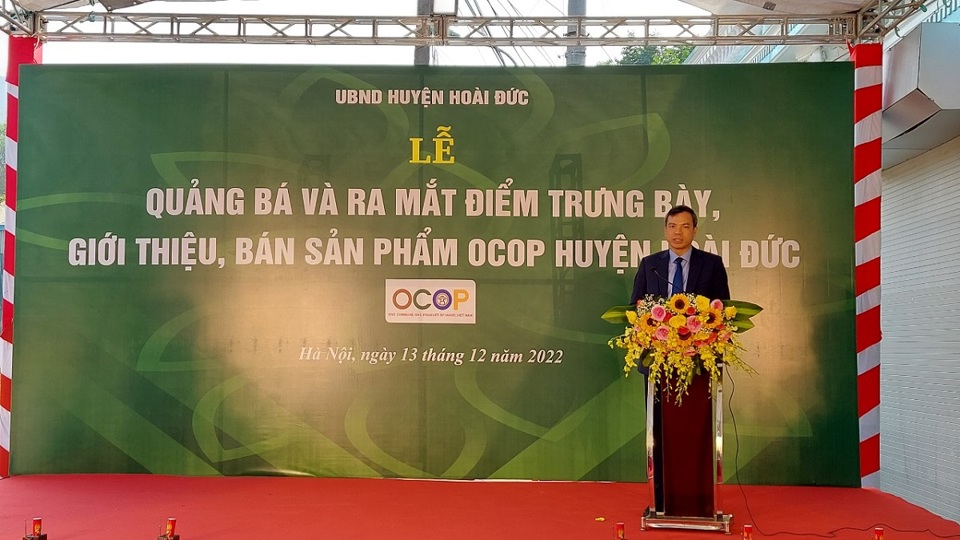 Ph&oacute; Chủ tịch UBND huyện Ho&agrave;i Đức Nguyễn Trung Thuận ph&aacute;t biểu tại lễ khai trương