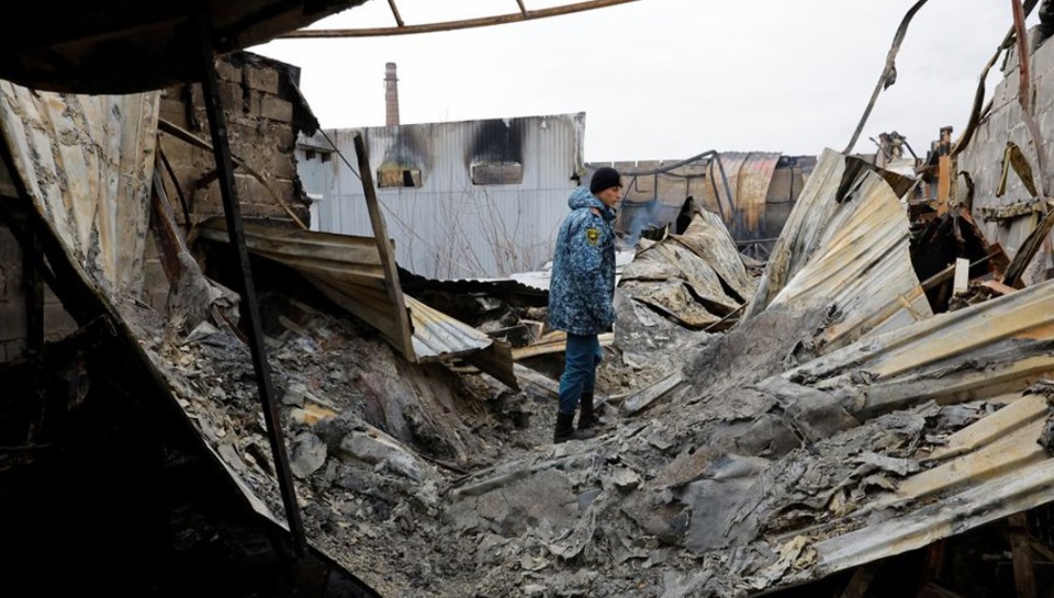 Một khu chợ địa phương bị ph&aacute;o k&iacute;ch trong cuộc xung đột Nga-Ukraine ở Donetsk, Ukraine - khu vực do Nga kiểm so&aacute;t, ng&agrave;y 12/12. Ảnh: Reuters