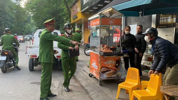 Lực lượng chức năng phường Trung H&ograve;a kiểm tra, xử l&yacute; c&aacute;c trường hợp lấn chiếm vỉa h&egrave; l&agrave;m nơi kinh doanh.