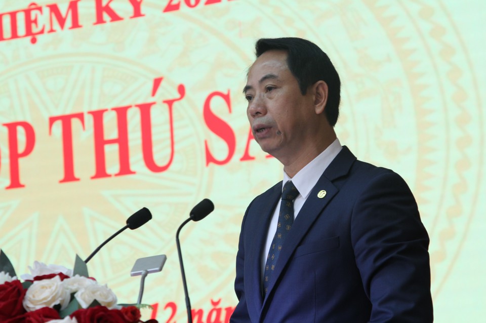 Ph&oacute; B&iacute; thư Thường trực, Chủ tịch HĐND quận Cầu Giấy Nguyễn Văn Chiến ph&aacute;t biểu tại kỳ họp.
