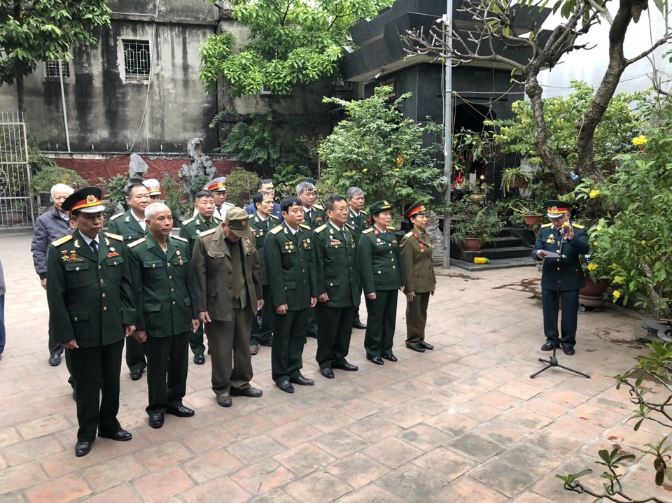 Cựu chiến binh Ho&agrave;ng Mai d&acirc;ng hương tưởng nhớ c&aacute;c anh h&ugrave;ng, liệt sĩ đ&atilde; hy sinh trong 12 ng&agrave;y đ&ecirc;m&nbsp;chiến thắng B52. Ảnh HM