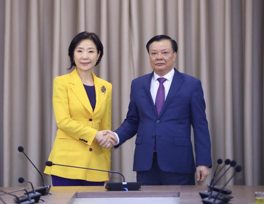 Bí thư Thành ủy Đinh Tiến Dũng và Đại sứ Hàn Quốc Oh Young Ju.