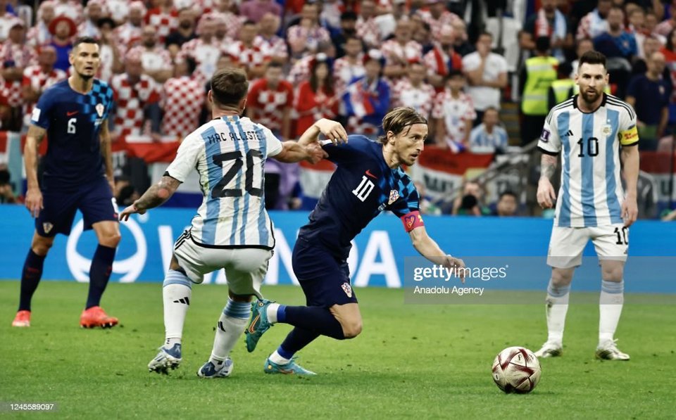 Trận b&aacute;t kết World Cup 2022 đ&atilde; diễn ra giữa tuyển Argentina v&agrave; Croatia. Đ&acirc;y l&agrave; trận đấu c&oacute; t&iacute;nh chất căng thẳng khi cả hai đội đều lựa chọn lối chơi chắc chắn, thận trọng.&nbsp;