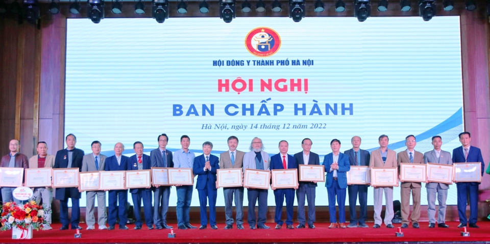 Những c&aacute; nh&acirc;n, tập thể c&oacute; nhiều đ&oacute;ng g&oacute;p t&iacute;ch cực trong năm 2022 nhận giấy khen của Hội.