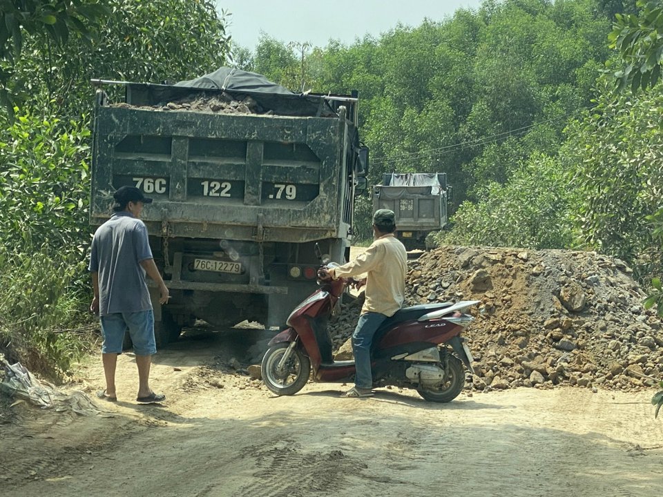 Hiện trường c&aacute;c ph&oacute;ng vi&ecirc;n bị chặn đường v&agrave; giam lỏng ở khu vực mỏ đất D&ocirc;ng C&acirc;y Dừa.