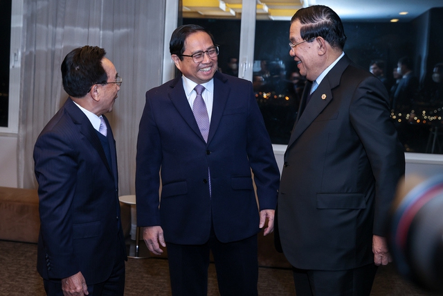 Thủ tướng Phạm Minh Ch&iacute;nh đ&atilde; c&oacute; cuộc ăn s&aacute;ng l&agrave;m việc với Thủ tướng L&agrave;o Phankham Viphavanh v&agrave; Thủ tướng Campuchia Samdech Techo Hun Sen.