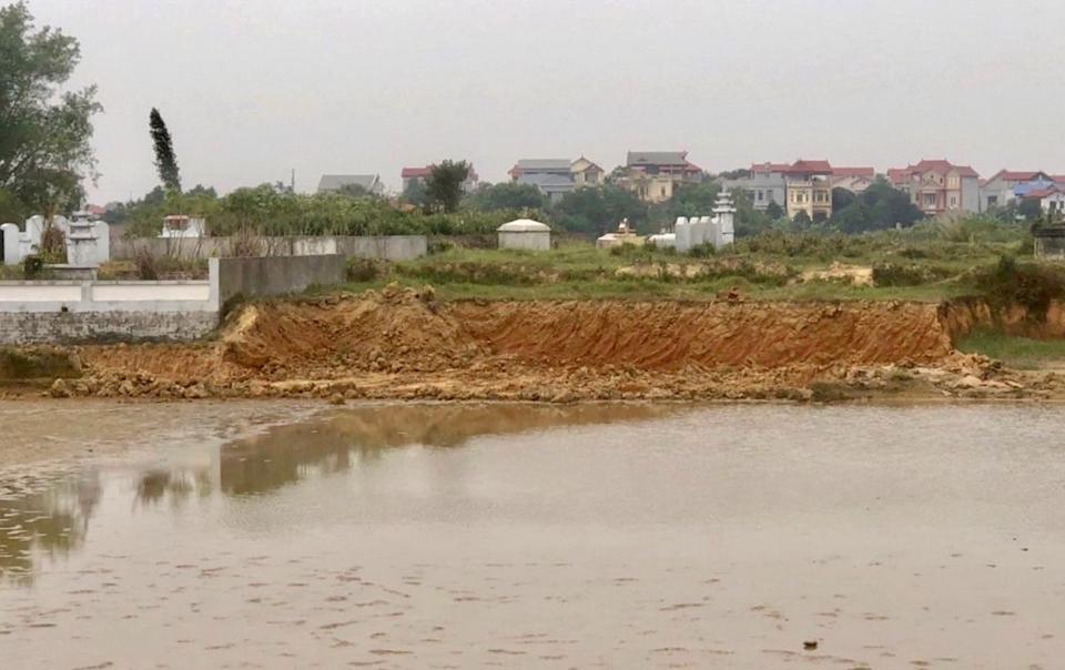 Một trường hợp múc trộm đất tại xứ đồng xã Bắc Sơn (huyện Sóc Sơn) bị xử lý từ phản ánh của người dân thông qua đường dây nóng. Ảnh: Lâm Nguyễn