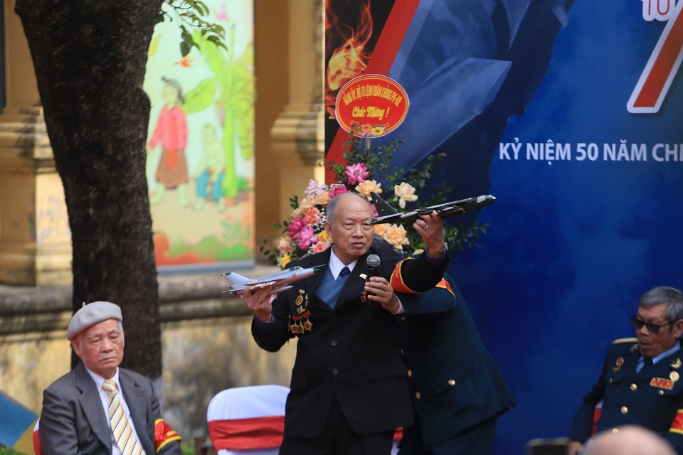 Thượng tá Nguyễn Đình Rạng - phi công đầu tiên bắn rơi máy bay B52. Ảnh: Lại Tấn