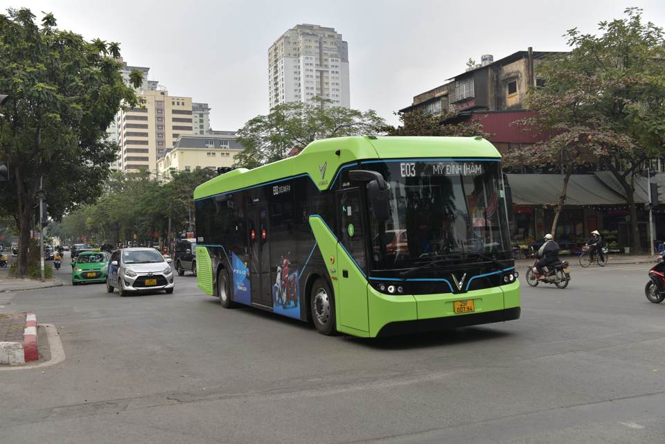 Xe buýt hoạt động trên phố Huỳnh Thúc Kháng, Hà Nội. Ảnh: Công Hùng