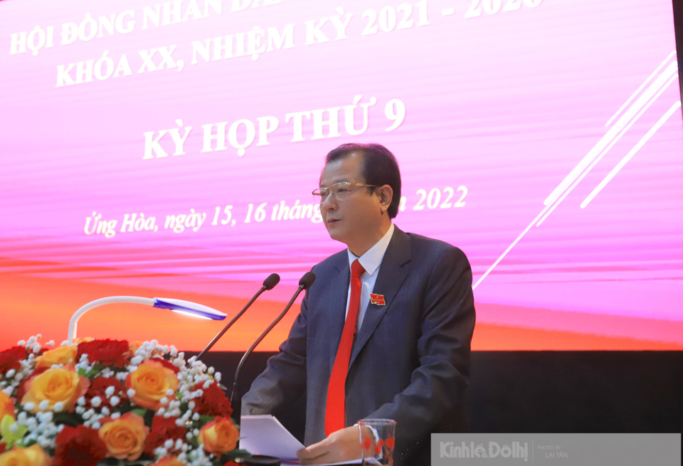 Chủ tịch HĐND huyện Ứng Ho&agrave; Nguyễn Ch&iacute; Viễn ph&aacute;t biểu tại Kỳ họp