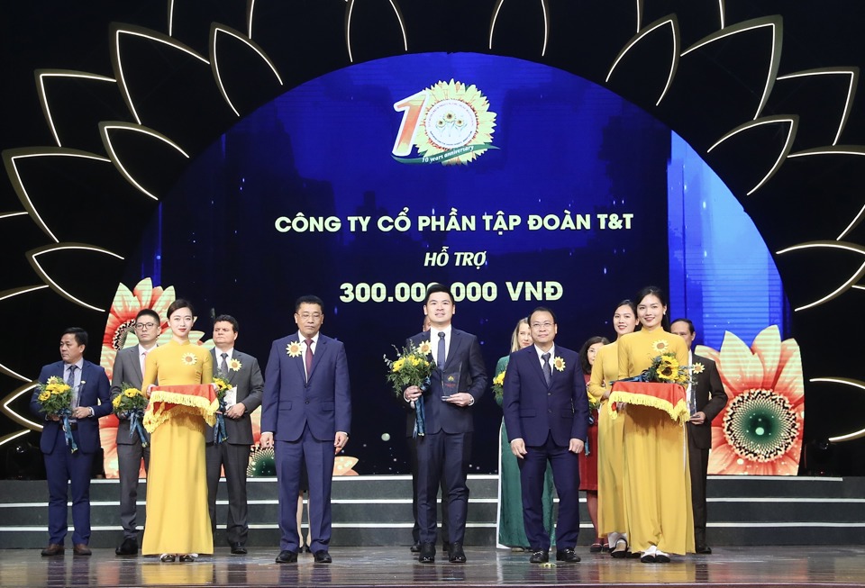 Thay mặt T&amp;T Group, Ph&oacute; Chủ tịch HĐQT Đỗ Vinh Quang trao tặng 300 triệu đồng cho Quỹ Hỗ trợ bệnh nh&acirc;n ung thư &ldquo;Ng&agrave;y mai tươi s&aacute;ng&rdquo;