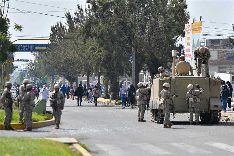 Lực lượng qu&acirc;n đội tuần tra tr&ecirc;n đường phố Arequipa sau khi ch&iacute;nh phủ tuy&ecirc;n bố t&igrave;nh trạng khẩn cấp quốc gia h&ocirc;m 14/12. Ảnh: AFP