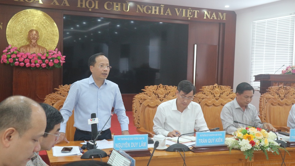 Thứ trưởng Bộ GTVT Nguyễn Duy L&acirc;m ph&aacute;t biểu tại cuộc họp.