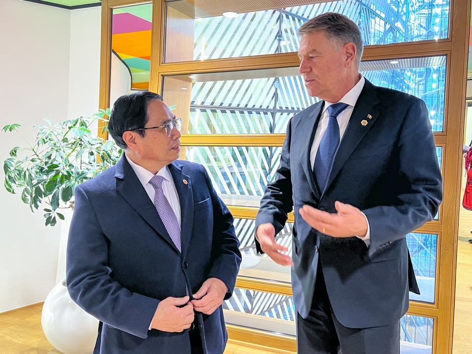 Tổng thống Romania Klaus Iohannis mong muốn hai nước tăng cường phối hợp để c&ugrave;ng nhau vượt qua những th&aacute;ch thức chung cả trong hiện tại v&agrave; tương lai.